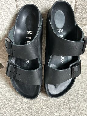 Birkenstock Black Arizona Sandals
🔵No foul odor
🔴Stepped in gum. Sole cleaned.